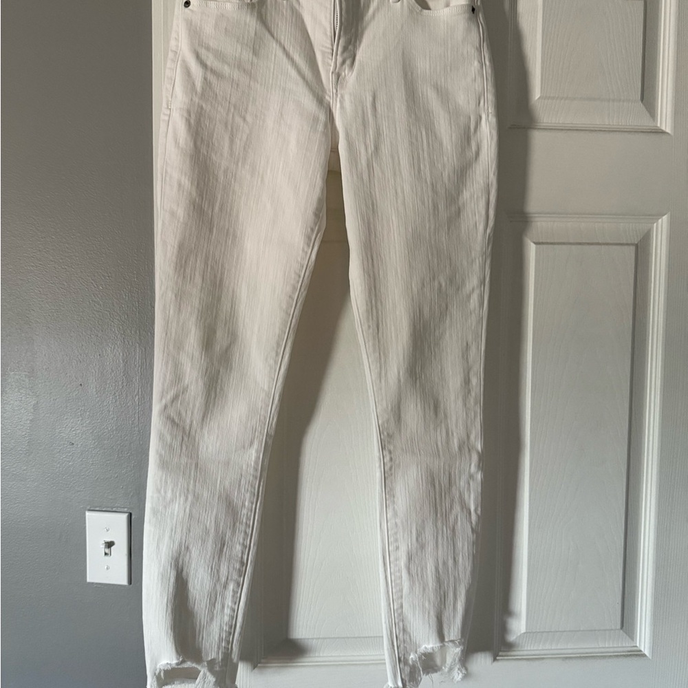 White Abercrombie and Fitch super skinny ankle jean.